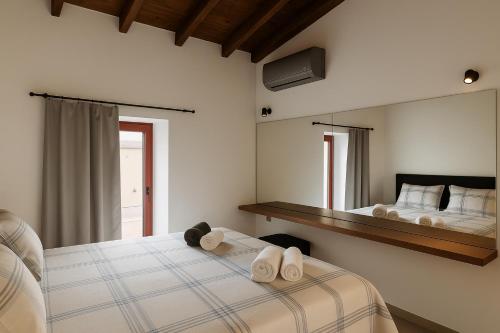 um quarto com duas camas e um espelho em Evanthia maisonette em Chalkida