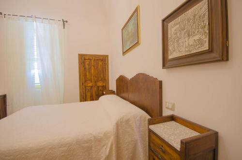 a bedroom with a bed and a picture on the wall at Il Casino di Remartello in Loreto Aprutino