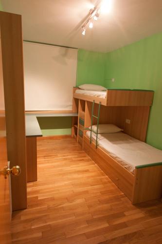 a room with two bunk beds and a whiteboard at Apartamentos Río Guadalaviar in Albarracín