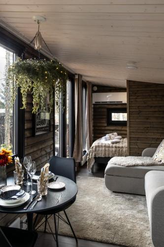 ein Schlafzimmer mit einem Bett und einem Tisch in einem Zimmer in der Unterkunft Aava Riverside in Rovaniemi