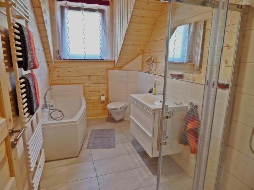 Ένα μπάνιο στο Holzblockhaus Stark