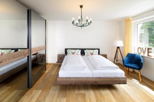 een slaapkamer met een bed en een kroonluchter bij Ferienhaus Schlamminger in Döbersing