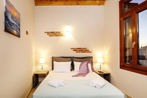 une chambre avec un lit avec des serviettes dessus dans l'établissement Odyssey Studios, à La Canée