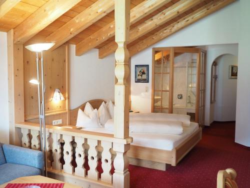 a bedroom with two beds in a room at Gästehaus Gerti in Nassereith