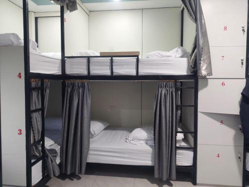 Ένα ή περισσότερα κρεβάτια σε δωμάτιο στο KL's Coffee & Hostel