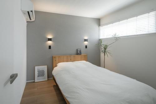 a bedroom with a large bed and a window at 暁の宿 in Koka