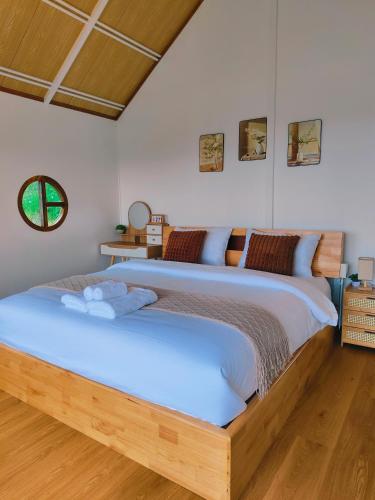 a bedroom with two beds in a room at เอวาเเคมป์ ภูชี้ฟ้า Avacamp phuchifa in Ban Seng Choi