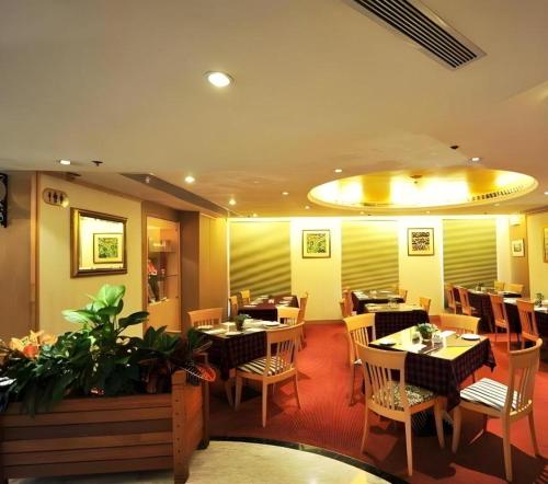 香港にあるLargos Hotelの部屋にテーブルと椅子があるレストラン