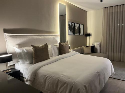 Postel nebo postele na pokoji v ubytování Luxury King Studio, Menlyn Maine, Time Square Views, Smart Access