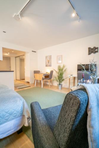 ein Schlafzimmer mit Bett und ein Esszimmer in der Unterkunft Linné Studio, Green Comfort Steps Away From Haga in Göteborg