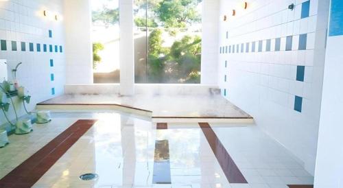 a room with a bench in the middle of a building at Shirako New Seaside Hotel in Shirako