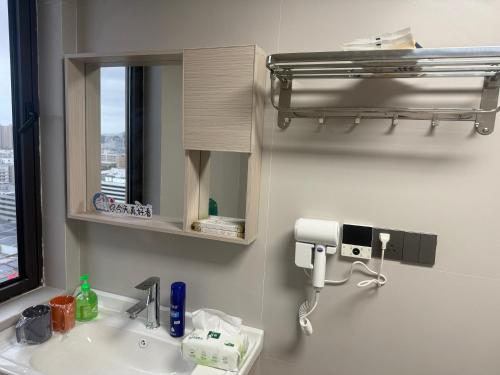 にあるRuifangju Homestay, Seaview Garden Communityの洗面台と鏡のあるバスルーム