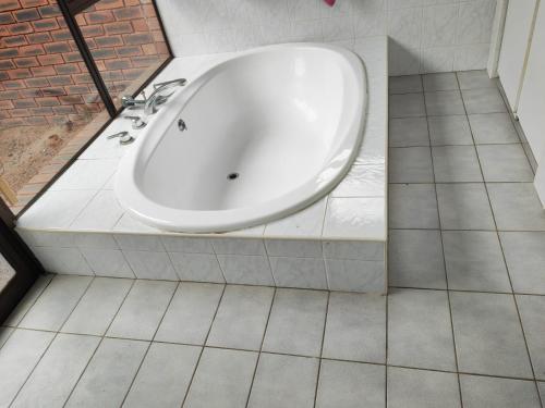 Ένα μπάνιο στο Ocean View Road Villas