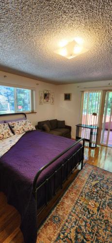 Un pat sau paturi într-o cameră la Comfy, Cozy BnB Kent WA "Private Bathroom"