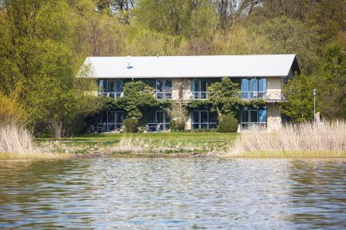 an old house from the water at Im-Jaich Wasserferienwelt in Lauterbach