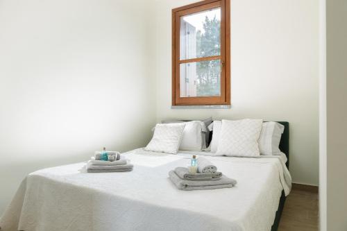 une chambre avec deux serviettes et deux bougies sur un lit dans l'établissement Casa Bianchina, à Albiolo