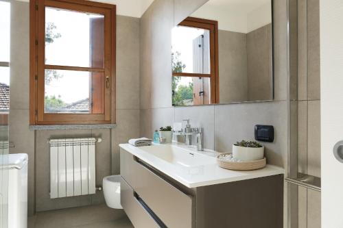 une salle de bain avec un lavabo et des toilettes dans l'établissement Casa Bianchina, à Albiolo