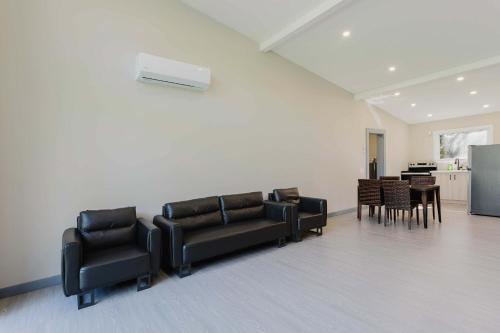 Χώρος καθιστικού στο 3-bedroom Englewood Lakefront Main House