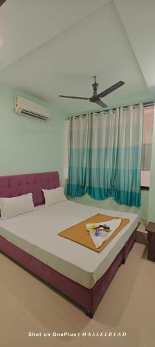 ein Schlafzimmer mit einem großen Bett in einem Zimmer in der Unterkunft Hotel Comfort Vesu in Surat