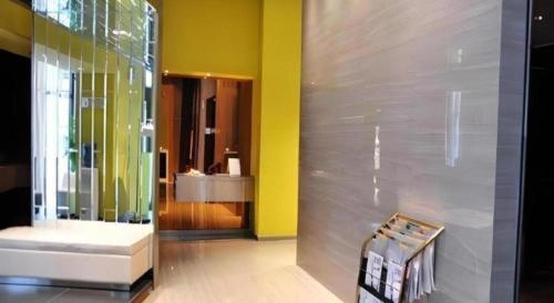 a room with a bathroom with a sink and a mirror at Jinjiang Inn Luoyang Nanchang Road Wangfujing in Luoyang
