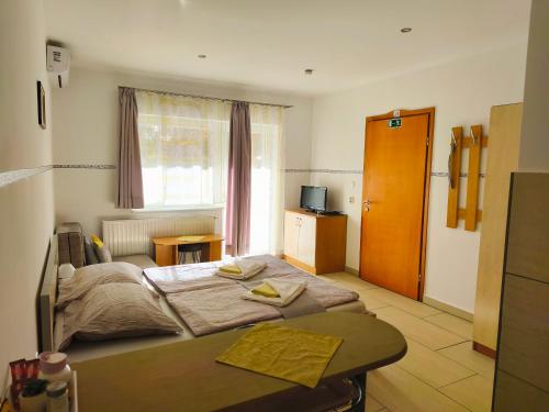 Postel nebo postele na pokoji v ubytování Aranyhal apartman