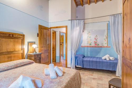 a bedroom with two beds in a room at Agriturismo Il poggiarello in Foiano della Chiana