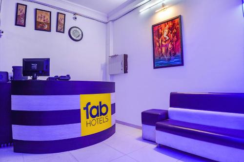 ein Zimmer mit einem Lobo-Hooters-Schild an der Wand in der Unterkunft FabHotel The Vinayak in Bhopal