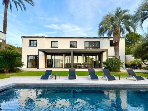 villa NOESIS في Grosseto-Prugna: منزل به حوض سباحة أمام المنزل