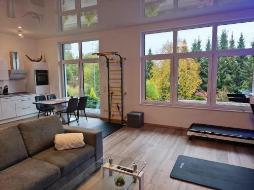 een woonkamer met een bank en een tafel bij Modernes Apartment in ruhiger Lage inklusive Fitnessgeräte für Ihr Workout zu Hause in Drolshagen