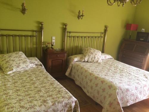 Un pat sau paturi într-o cameră la Hostal Monica