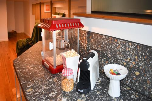 Παροχές για τσάι/καφέ στο Bold and Vibrant with large bathtub and rain shower