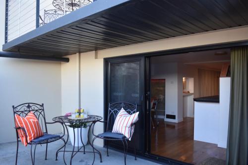 Μπαλκόνι ή βεράντα στο Bold and Vibrant with large bathtub and rain shower