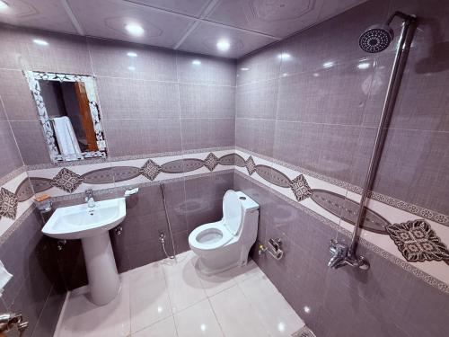 une salle de bains avec toilettes et lavabo dans l'établissement Clift Royal In, à Islamabad