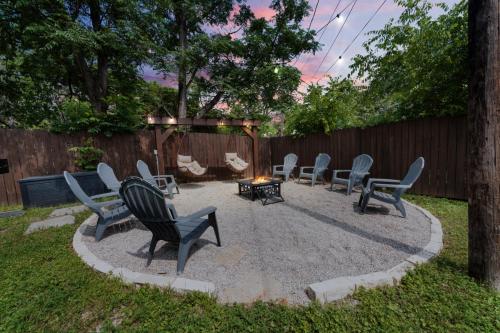 a group of chairs sitting around a fire pit at Stockyards- 4min Pet Friendly 3BR Luxe Gem in Fort Worth