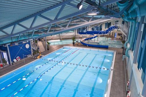 an overhead view of a large swimming pool at Trines Hjerterom in Steinkjer