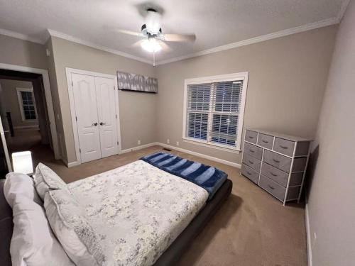 een slaapkamer met een bed en een plafondventilator bij Modern 3br Lake front home in Johnsonville