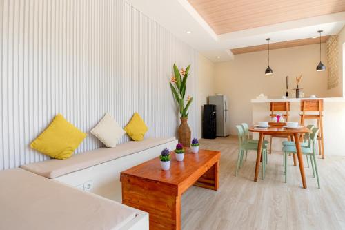 KIKI VILLAGE BATHTUB AND LIVING ROOM