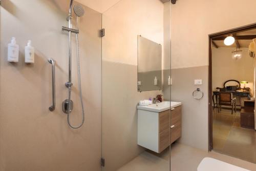 Ảnh trong thư viện ảnh của SaffronStays Bay Watch - 3BR beachfront pool villa with bonfire, gazebo & coconut grove lawns along Kelwa shoreline ở Māhīm