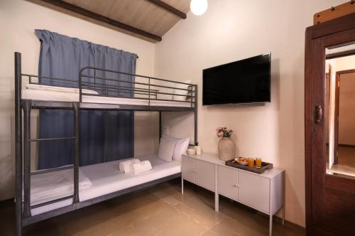 Ảnh trong thư viện ảnh của SaffronStays Bay Watch - 3BR beachfront pool villa with bonfire, gazebo & coconut grove lawns along Kelwa shoreline ở Māhīm