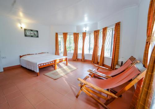 Postel nebo postele na pokoji v ubytování Viriparai Tea Bungalow Munnar by VOYE HOMES - Surrounded by Tea Plantations