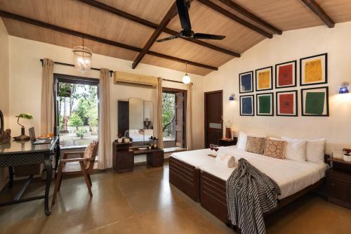 Postel nebo postele na pokoji v ubytování SaffronStays Bay Watch, Palghar - beachfront pool villa at Kelwa Beach