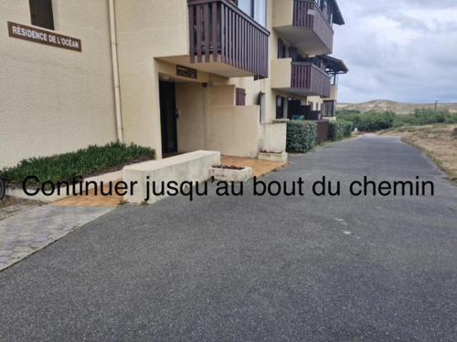 an empty street in front of a building at Chez Annette, T2 cosy avec terrasse en bord de mer in Vieux-Boucau-les-Bains