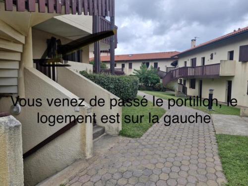 a building with the words your yard be passable ieahoaho at Chez Annette, T2 cosy avec terrasse en bord de mer in Vieux-Boucau-les-Bains