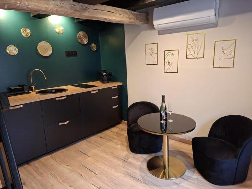 Η κουζίνα ή μικρή κουζίνα στο Love room Émeraude & Pièce Secrète