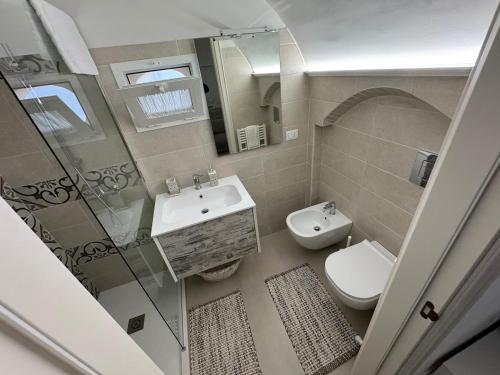 une petite salle de bain avec un lavabo et des toilettes dans l'établissement Dimora Margherita, à San Michele Salentino
