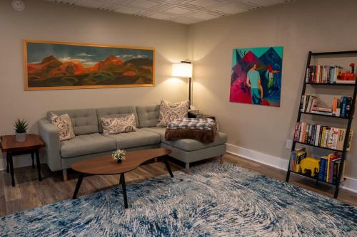 Una sala de estar con un sofá y una estantería. en Cozy Roanoke Retreat Quiet & Convenient Stay, en Ruxton