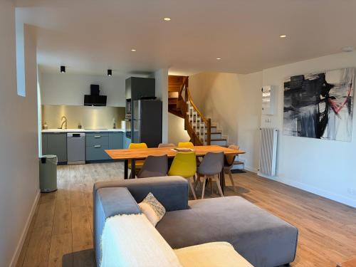 ein Wohnzimmer mit Sofa und Tisch in der Unterkunft L'aurore des Volcans in Romagnat