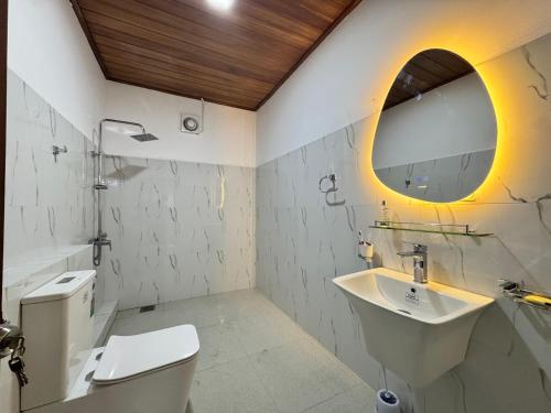 un bagno con un water bianco e un lavandino di Apartment W Kitchen 5 Mins Beach 20 Mins Airport a Negombo