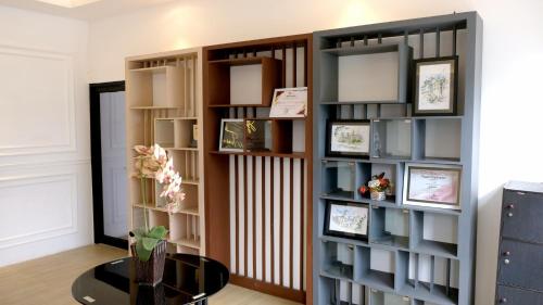 a book shelf in a room with a table at Jember Town Square by Calli Rooms in Wirolegi