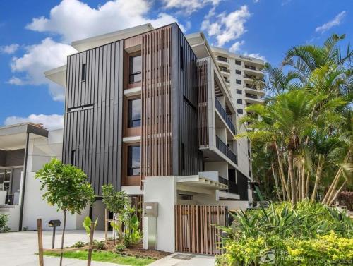 un edificio de apartamentos con fachada negra en The Aubrey Boutique Apartments - Hosted by Coastal Letting Co., en Gold Coast
